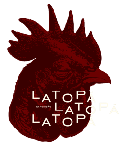 DESCRIÇÃO DA LOGO DA EXPOSIÇÃO LATOPÁ:
A LOGO POSSUI A CABEÇA DE UM GALO EM TONS DE VERMELHO COM O TEXTO: EXPOSIÇÃO LATOPÁ