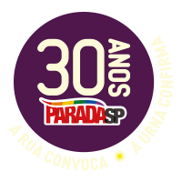 Sobre circulo em cor de roxo e em letras brancas? 30 anos, Parada SP. A Rua convoca, a urna confirma
