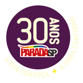 Sobre circulo em cor de roxo e em letras brancas? 30 anos, Parada SP. A Rua convoca, a urna confirma